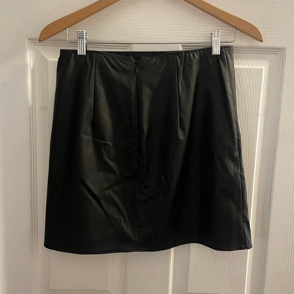 NWT Abercrombie & Fitch Black Vegan Leather Ruched Mini Skirt Size S - Picture 3 of 6